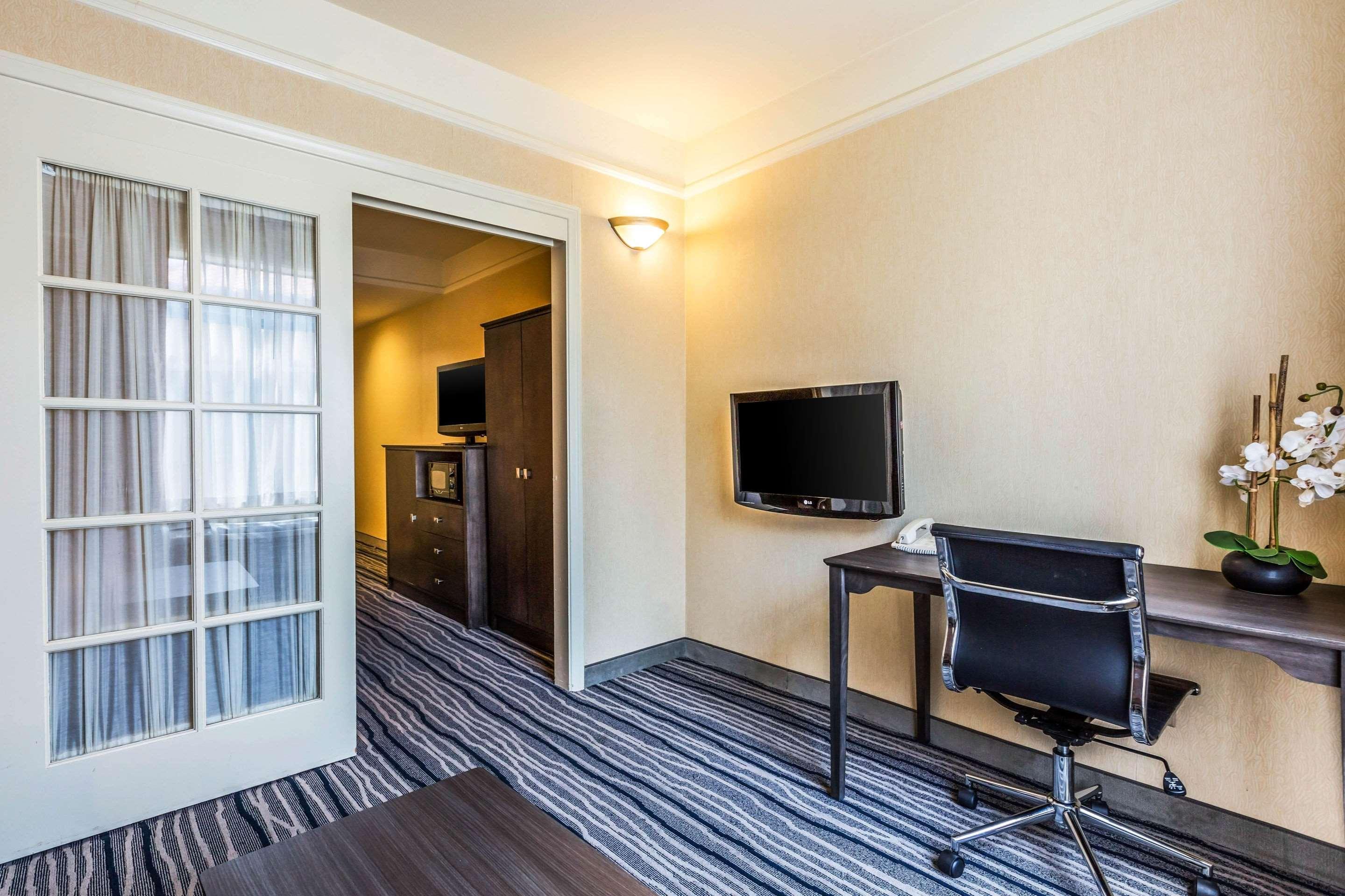 Ramada Suites By Wyndham San Diego Exterior photo