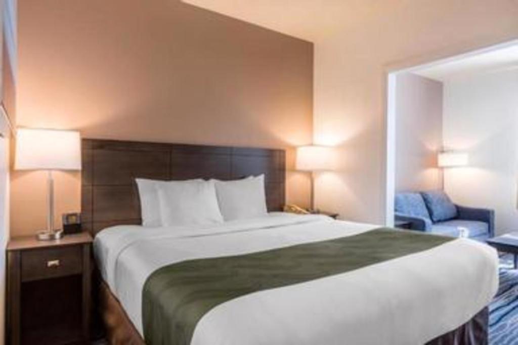 Ramada Suites By Wyndham San Diego Exterior photo
