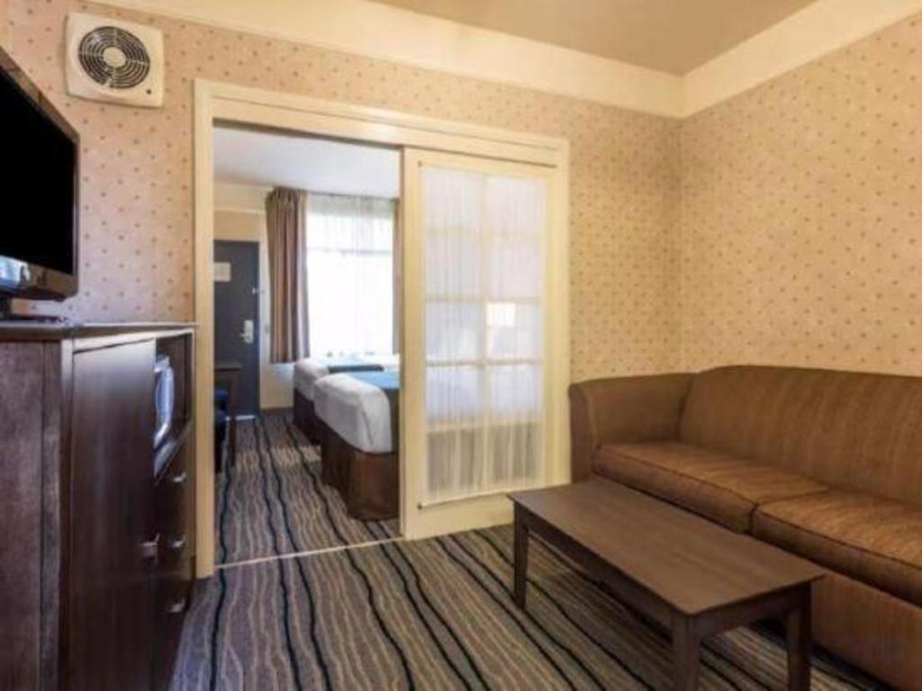 Ramada Suites By Wyndham San Diego Exterior photo