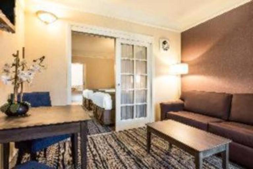 Ramada Suites By Wyndham San Diego Exterior photo