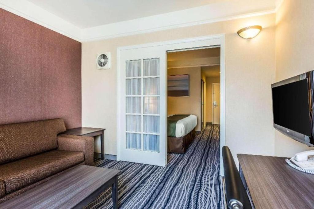 Ramada Suites By Wyndham San Diego Exterior photo