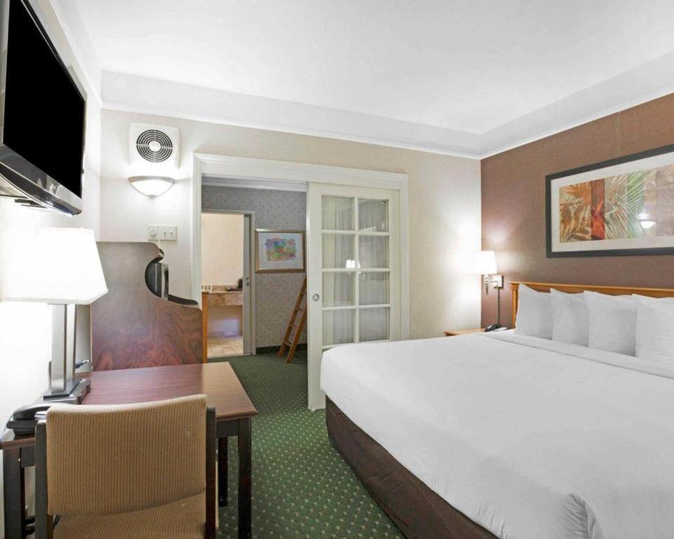 Ramada Suites By Wyndham San Diego Exterior photo