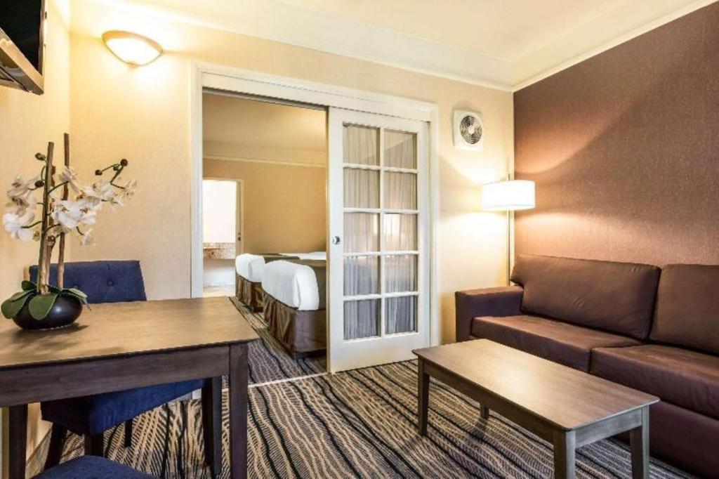Ramada Suites By Wyndham San Diego Exterior photo