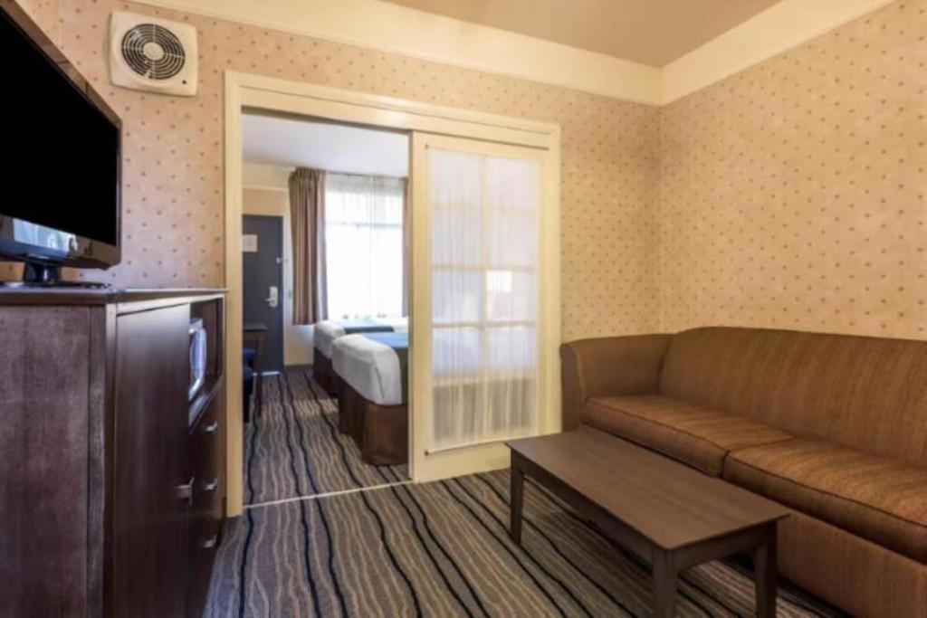 Ramada Suites By Wyndham San Diego Exterior photo