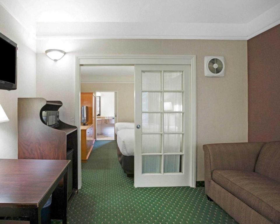 Ramada Suites By Wyndham San Diego Exterior photo