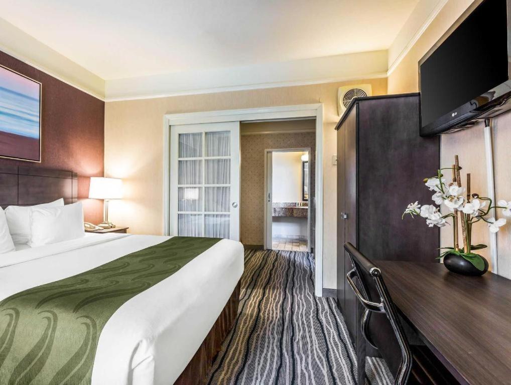 Ramada Suites By Wyndham San Diego Exterior photo