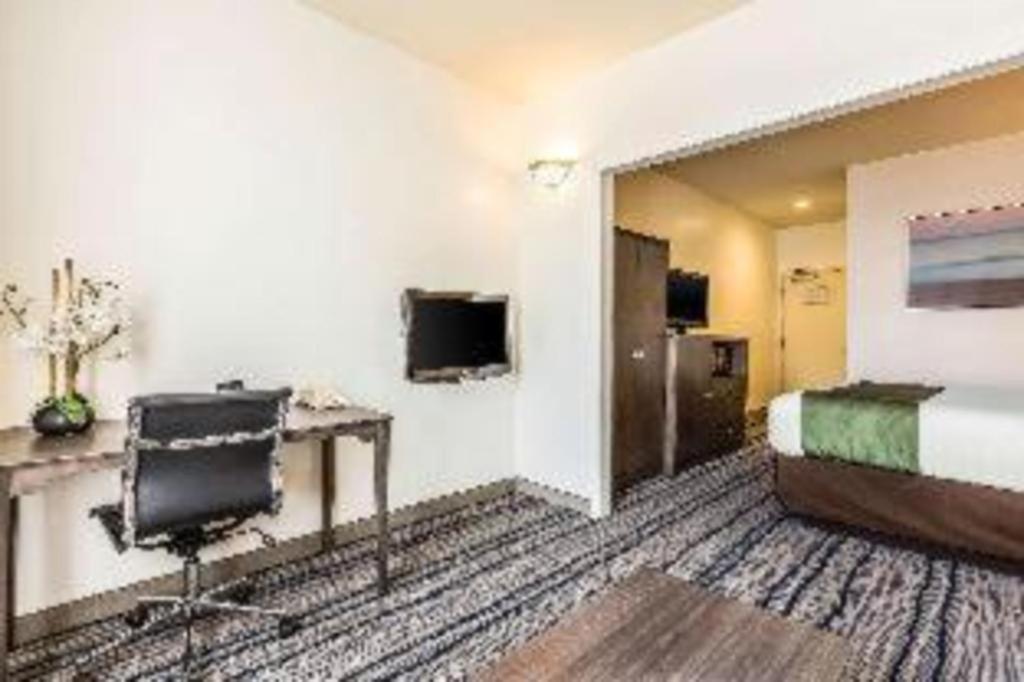 Ramada Suites By Wyndham San Diego Exterior photo