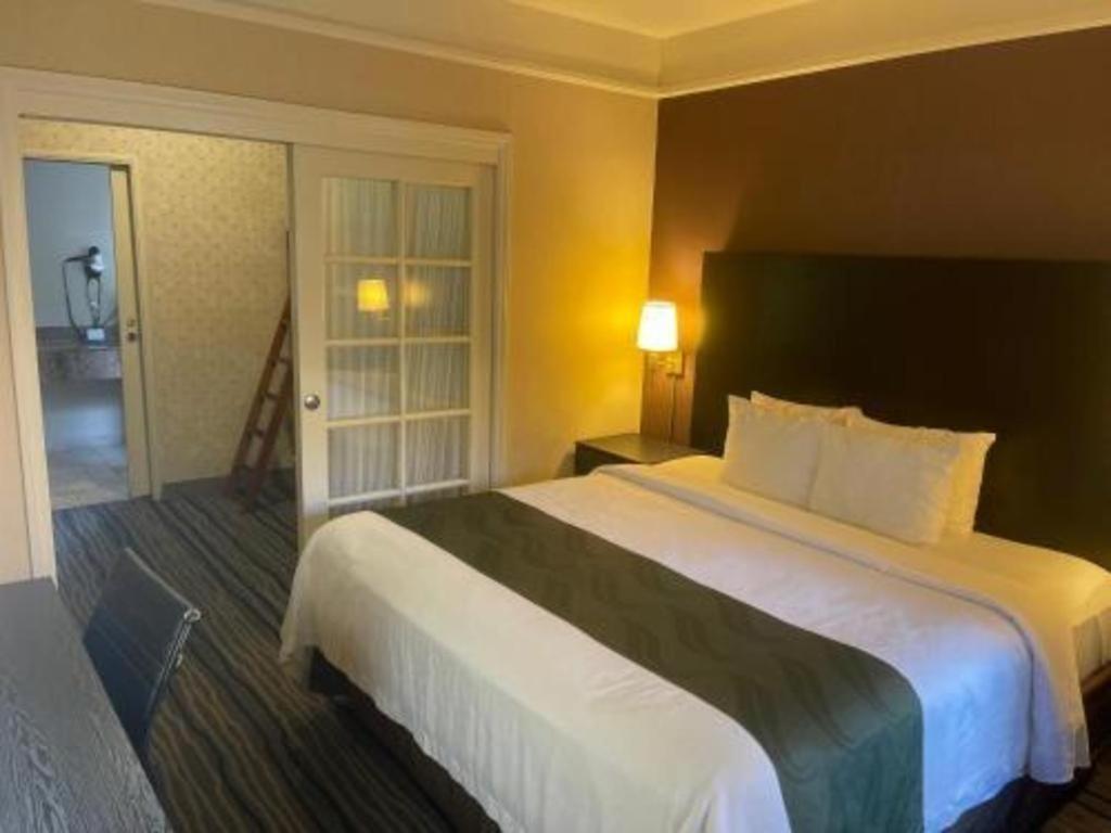Ramada Suites By Wyndham San Diego Exterior photo