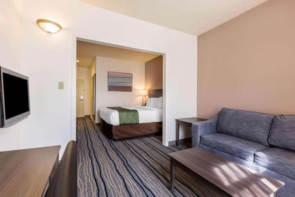 Ramada Suites By Wyndham San Diego Exterior photo