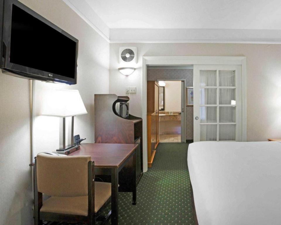 Ramada Suites By Wyndham San Diego Exterior photo