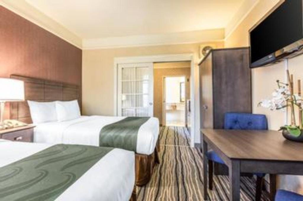 Ramada Suites By Wyndham San Diego Exterior photo
