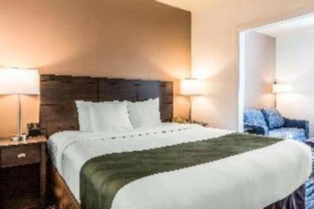 Ramada Suites By Wyndham San Diego Exterior photo