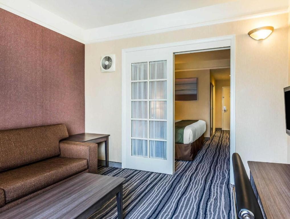 Ramada Suites By Wyndham San Diego Exterior photo
