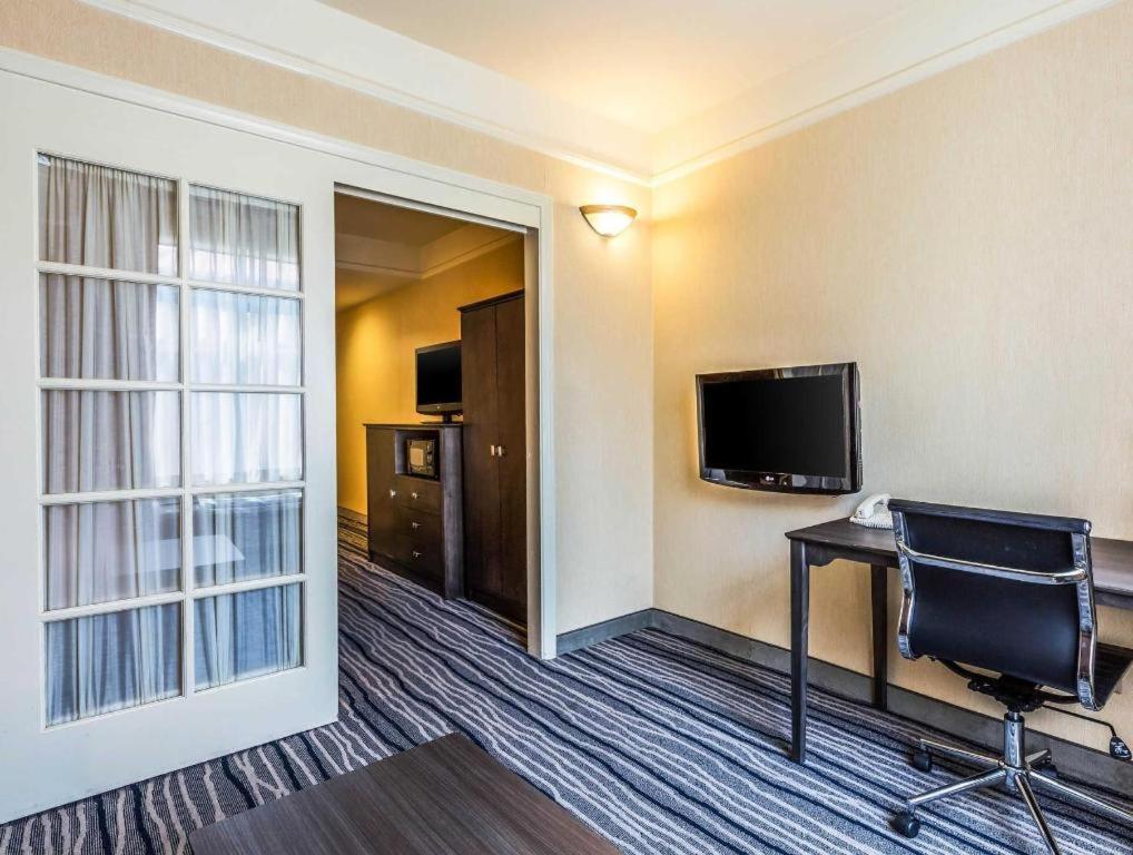 Ramada Suites By Wyndham San Diego Exterior photo