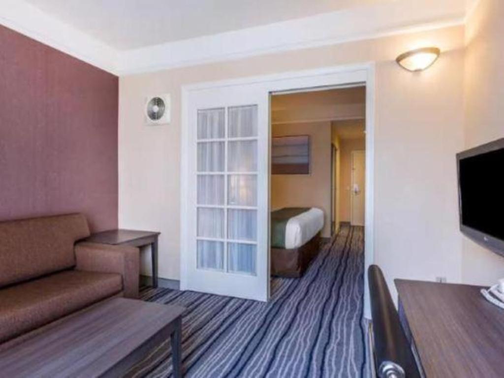 Ramada Suites By Wyndham San Diego Exterior photo